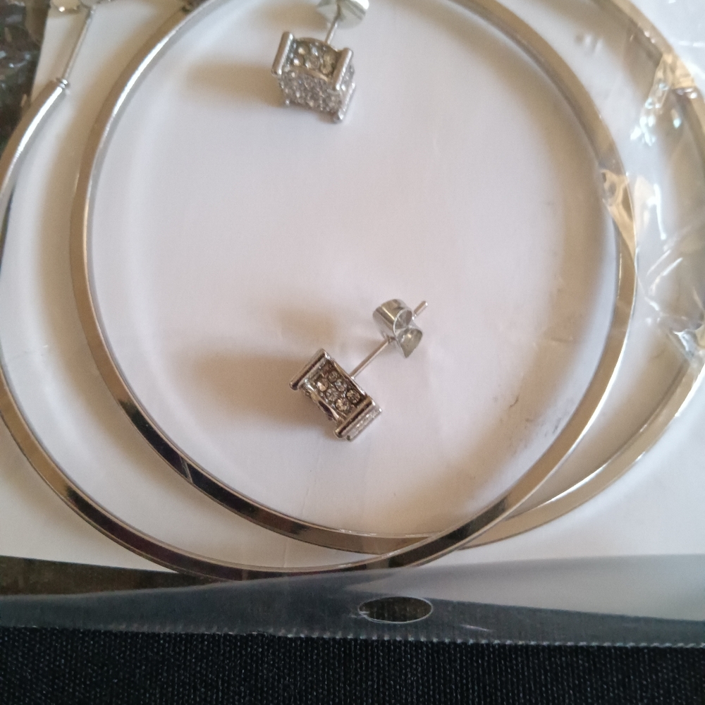 Two silver tone earrings 👂 💍